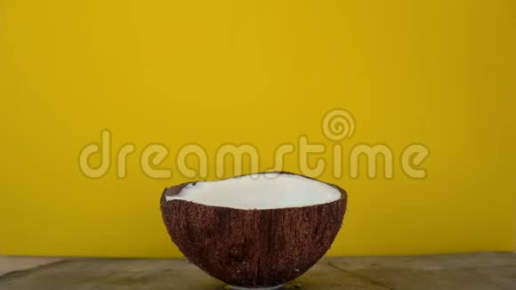 在一个黄色的热带水果被投放到椰奶中后一张摊开椰奶的照片视频的预览图
