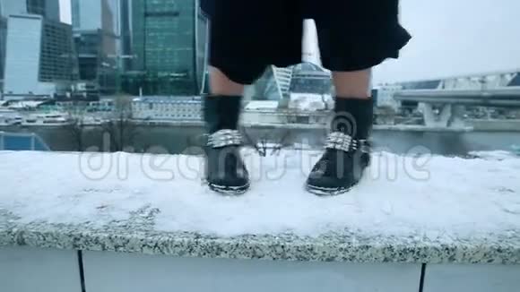 穿靴子在雪地里跳舞的女孩视频的预览图