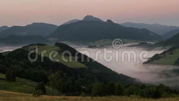日出时太阳在雾蒙蒙的山谷上移动清晨的薄雾美丽的乡村风景时光流逝视频的预览图