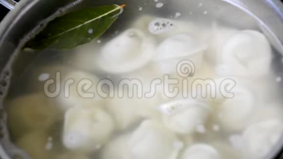 肉汤圆馄饨用调味锅煮视频的预览图