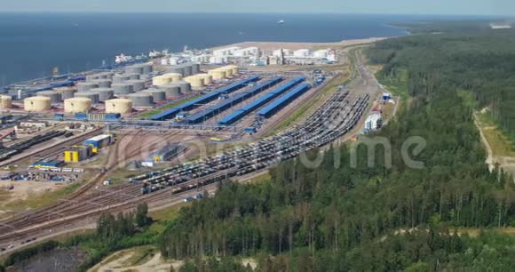 鸟瞰位于海滨的石油港口视频的预览图