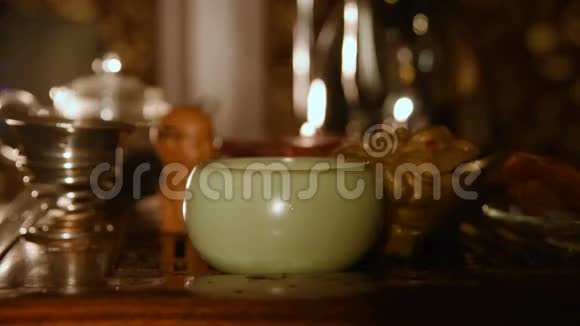 茶桌背景上的茶碗视频的预览图