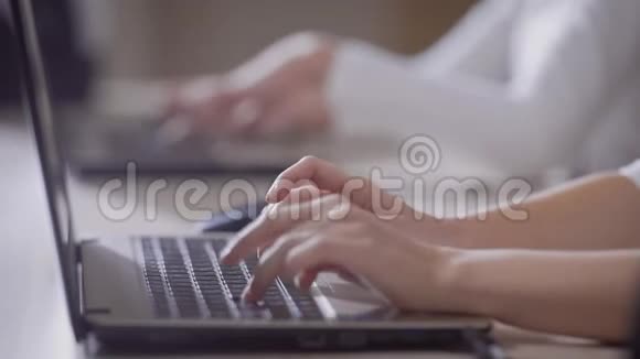 关闭工人在笔记本电脑上打字的镜头视频的预览图