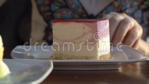 美味的蛋糕片视频的预览图
