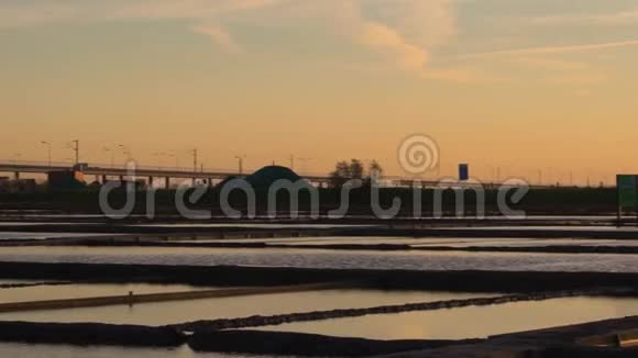 日落时阿维罗的盐滩视频的预览图