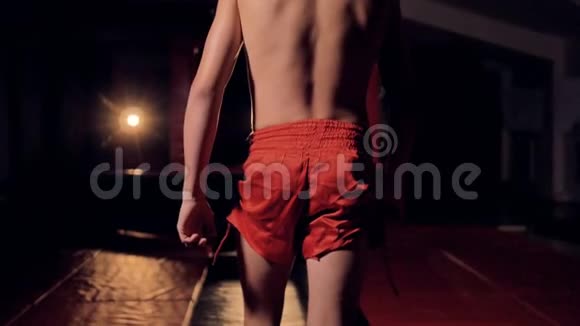 一名泰国拳击男战士穿着红色短裤走路视频的预览图