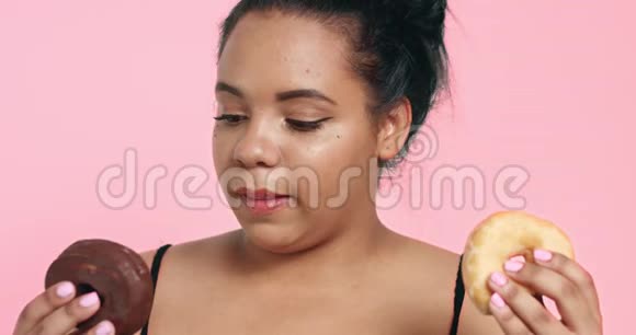 可爱的曲线美的黑人女孩吃甜甜圈视频的预览图