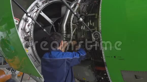 主修客机的发动机4k视频的预览图
