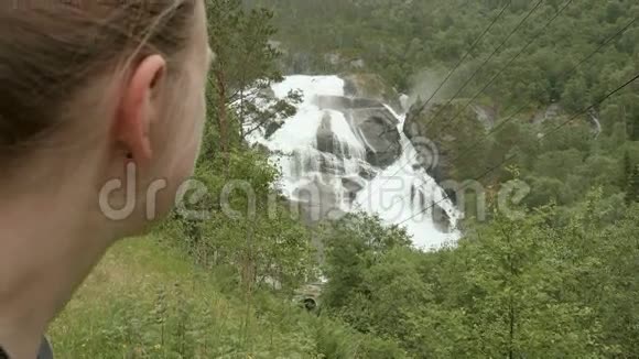 女孩们看着山里的瀑布视频的预览图