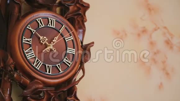豪华的古董钟在墙上视频的预览图