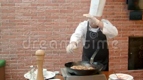 厨师用海鲜饭榨柠檬汁视频的预览图