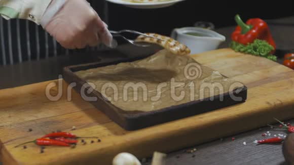 厨师用柠檬配烤鱿鱼视频的预览图