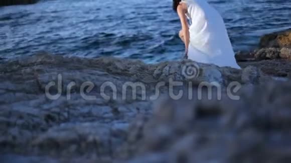 美丽的女孩钦佩大海在希腊度过一个美好假期的概念视频的预览图