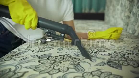 服务用专用工具清洗脏沙发和椅子应用洗涤剂用专业工具清洗视频的预览图
