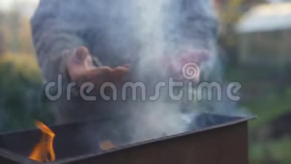 无家可归的人用火取暖穷人在室外靠近吸烟桶取暖视频的预览图