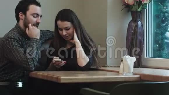 服务员在咖啡厅点菜视频的预览图