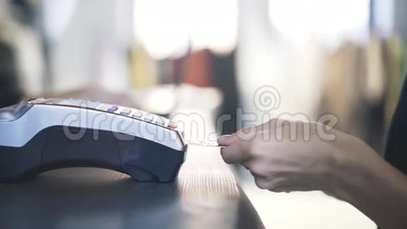 女人用信用卡付款视频的预览图