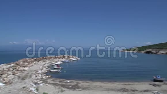 从斯卡拉马里恩塔索斯希腊港口和海滩的潘视频的预览图