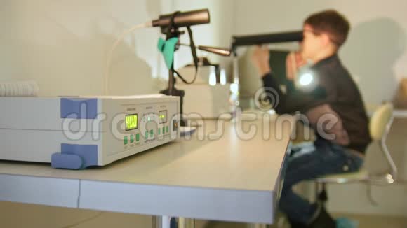 眼科诊所儿童用高科技设备检查视力视频的预览图