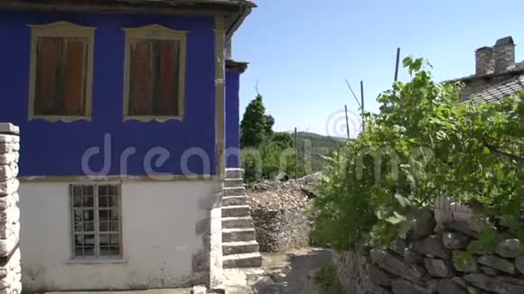 从希腊塔索斯的蓝色土耳其人房子里翻出的平底锅视频的预览图
