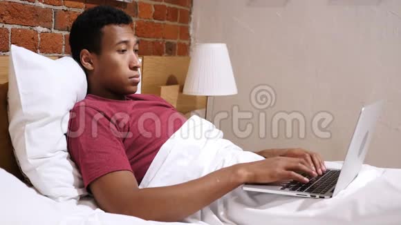 躺在床上休息的非洲男人视频的预览图