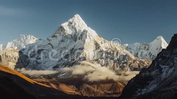 前往尼泊尔珠穆朗玛峰基地营地的途中可欣赏AmaDablam夜景视频的预览图