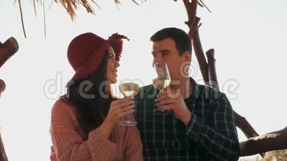 两个相爱的人拿着酒杯视频的预览图