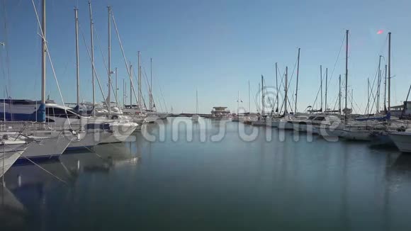 游艇停泊在港口视频的预览图