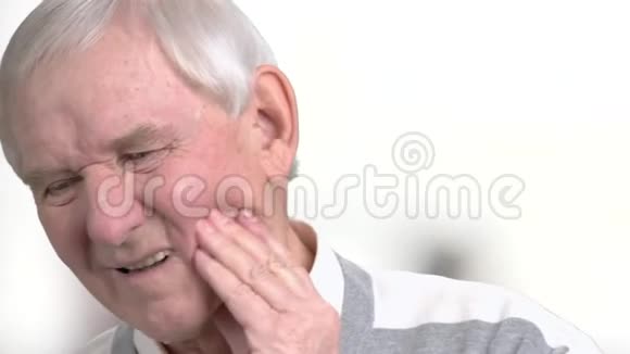 患有强烈牙齿疼痛的老人视频的预览图