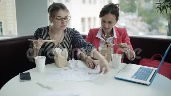 两个饥饿的女商人决定吃不起他的工作在办公室工作时的商务午餐视频的预览图
