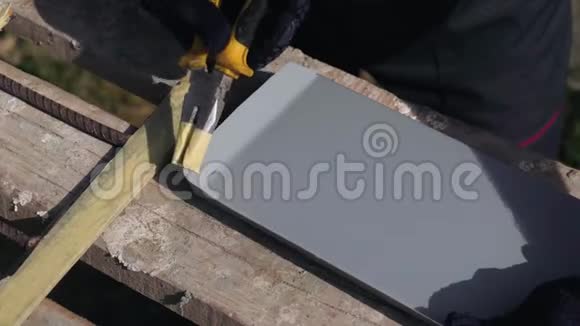 工人手戴防护手套准备PVC窗台切割金属用剪刀特写视频的预览图