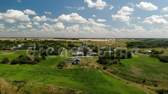 俄罗斯正统寺庙的夏季乡村景观视频的预览图