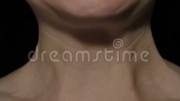 白人女性颈部肌肉紧张视频的预览图
