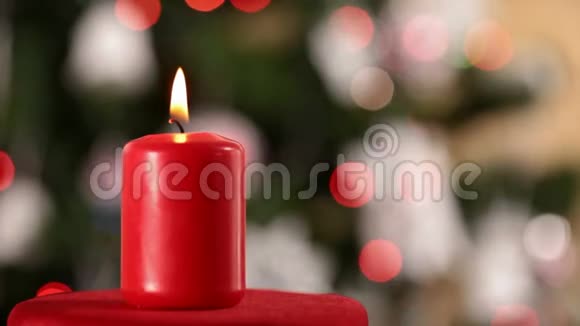 圣诞蜡烛在模糊的灯光前旋转和滑动视频的预览图