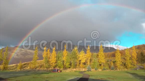 秋高气爽的晨雾带着彩虹在山间搭帐篷视频的预览图