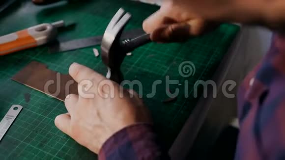 手工制作皮夹的过程工匠剪下一块皮手工皮革制品视频的预览图