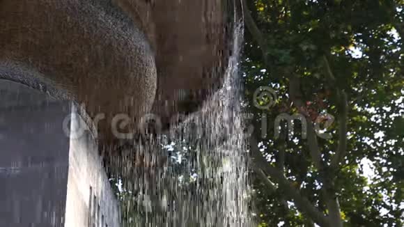 从混凝土城市喷泉特写的水滴视频的预览图