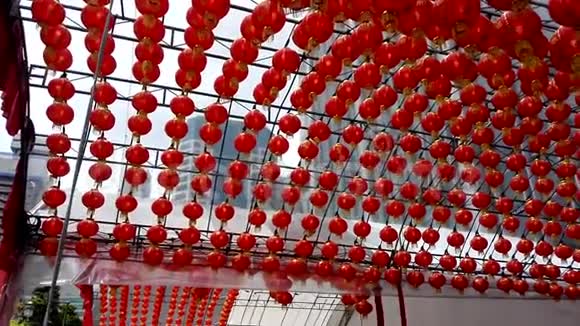 中国红灯笼穿过天花板户外日光视频的预览图