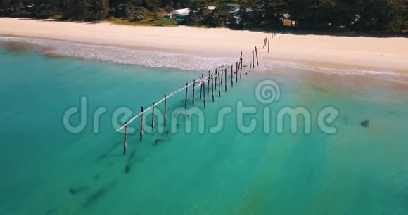 成堆的鸟瞰在海水中视频的预览图