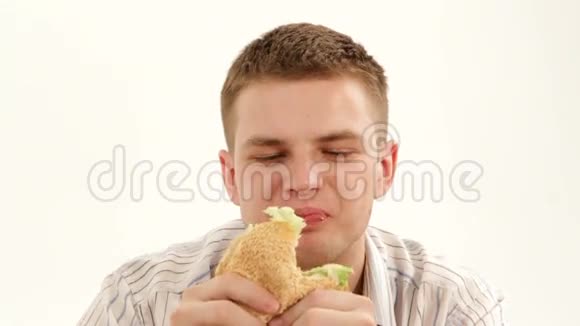 男人吃三明治视频的预览图