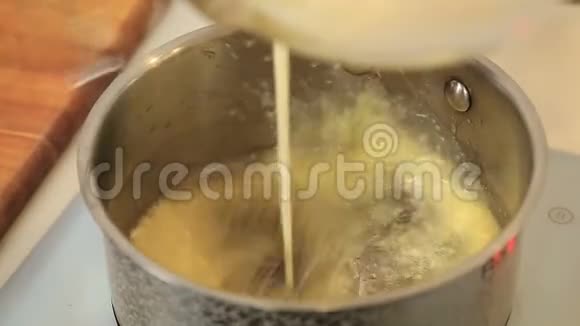 在平底锅中混合酱汁原料视频的预览图
