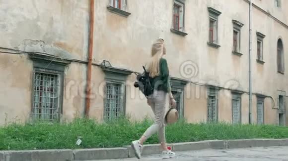 旅游妇女走在乌克兰LVIV狭窄的街道上享受暑假旅行假期冒险视频的预览图