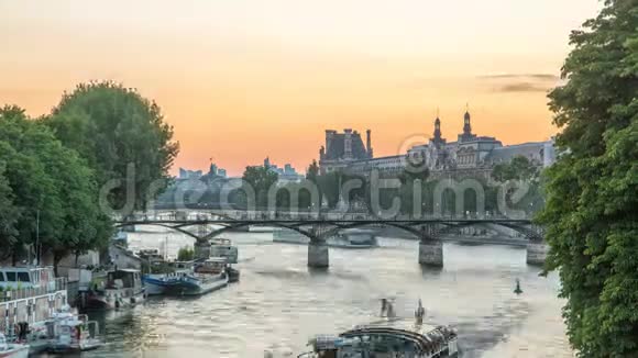 日落后的巴黎艺术桥景白天到晚上法国视频的预览图