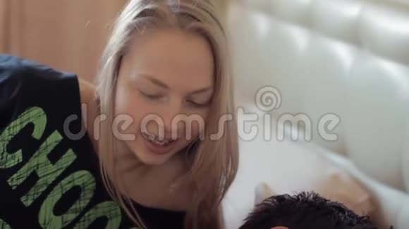 嬉戏的女孩和熟睡的男朋友在床上争吵视频的预览图