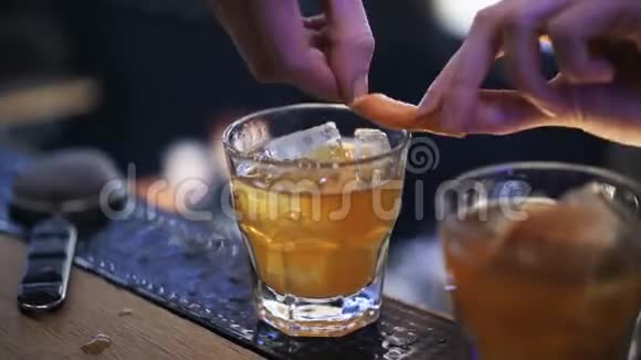 酒保挤一个柠檬加一个樱桃视频的预览图