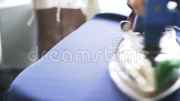 贴身女裁缝熨一件蓝色衬衫视频的预览图