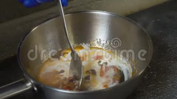 美食餐厅厨师烹饪搅拌视频的预览图