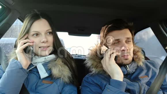 男人和女人说着手机坐在车里正视图视频的预览图