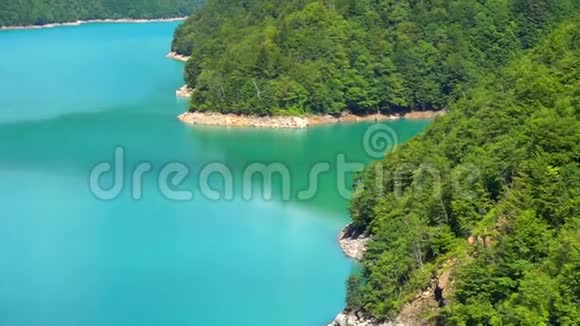 在山上美丽得令人难以置信的蓝色湖泊视频的预览图