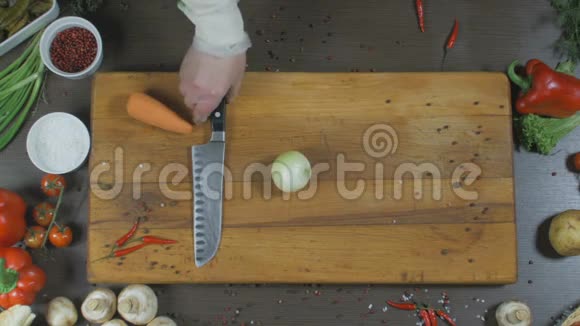厨师切洋葱和胡萝卜洋葱和胡萝卜作为制作汤或其他菜肴的原料顶部视图视频的预览图